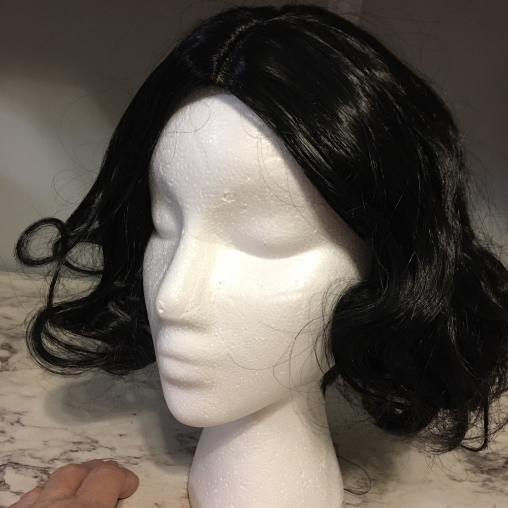 Black short shiny curly on ends wig
